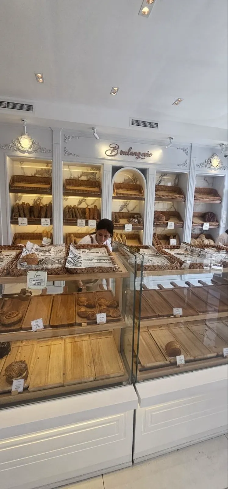 Rayon boulangerie Signature, pains dans des paniers en osier