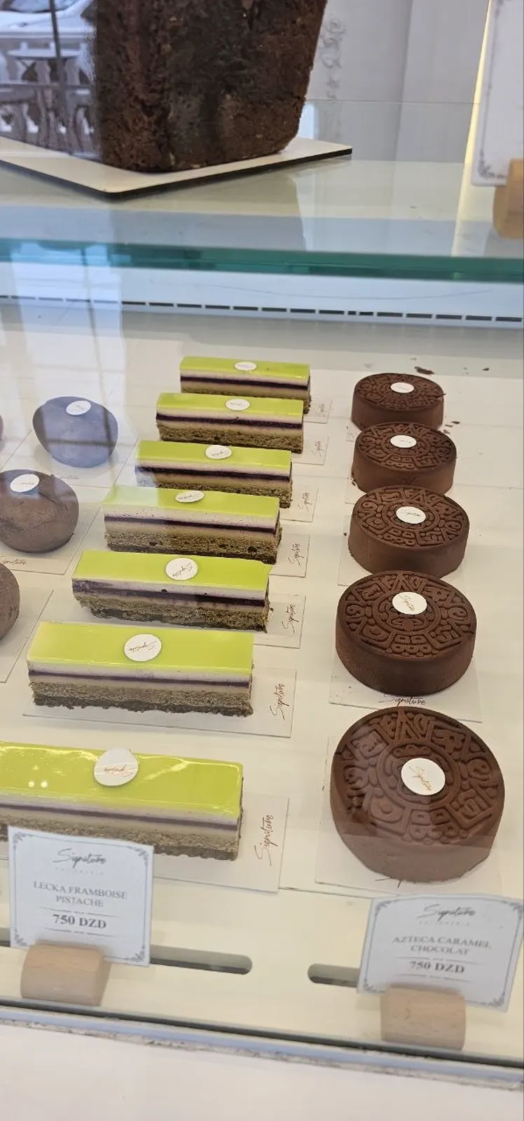 Éclair Chocolat Gourmand et éclairs citron, vitrine