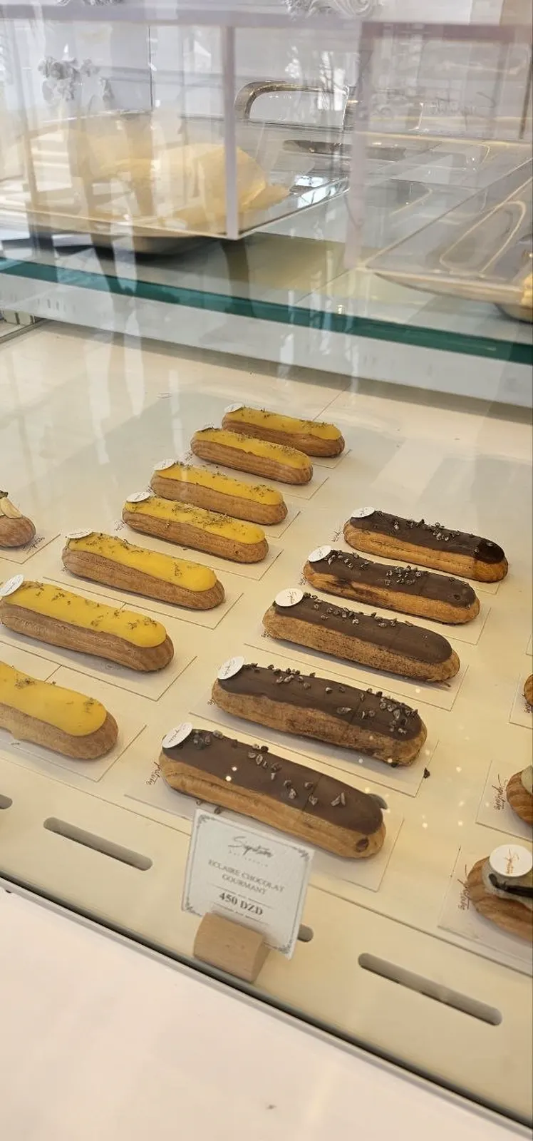 Éclairs Fraise Pistache et Citron en vitrine