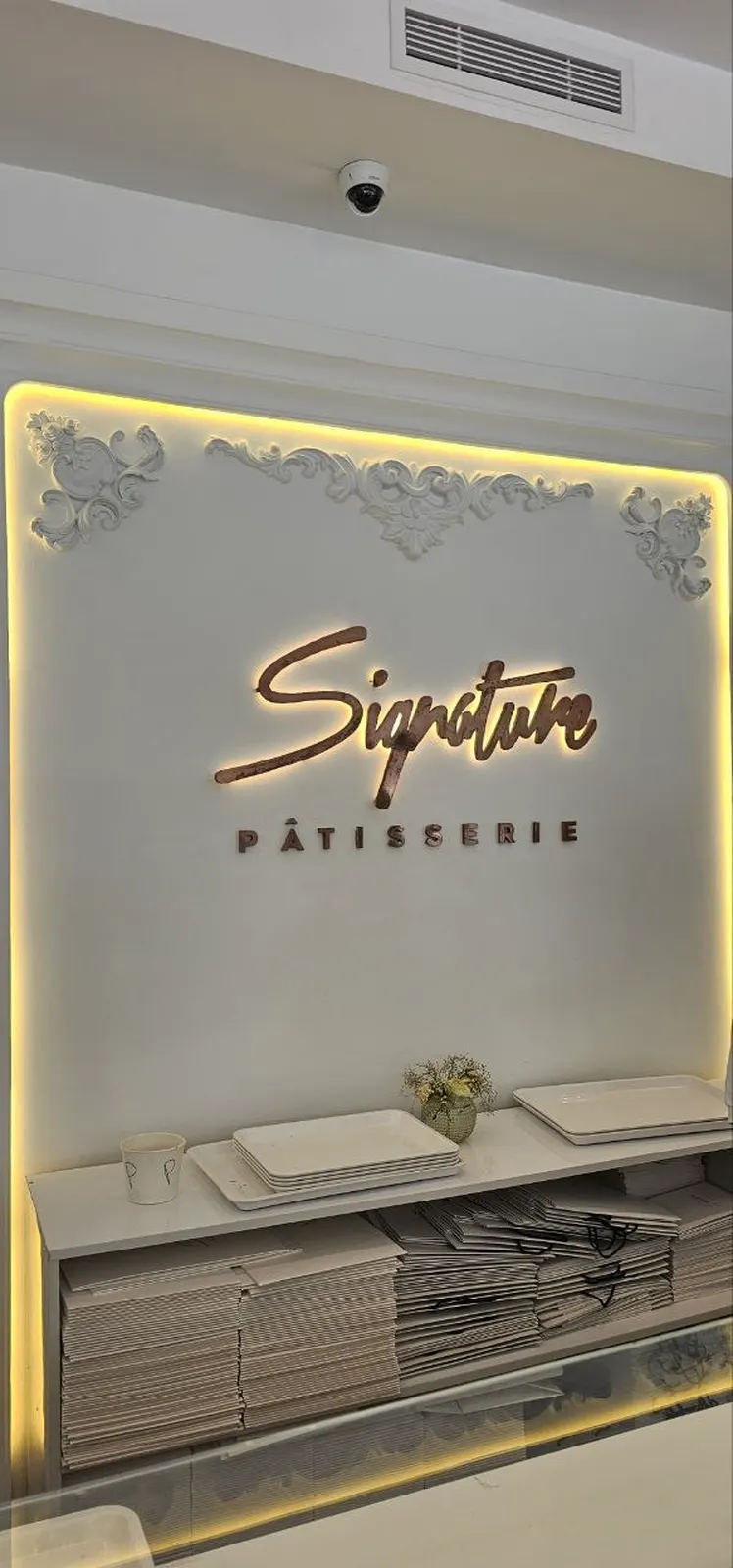 Mur Signature rétroéclairé à l'intérieur de la boutique