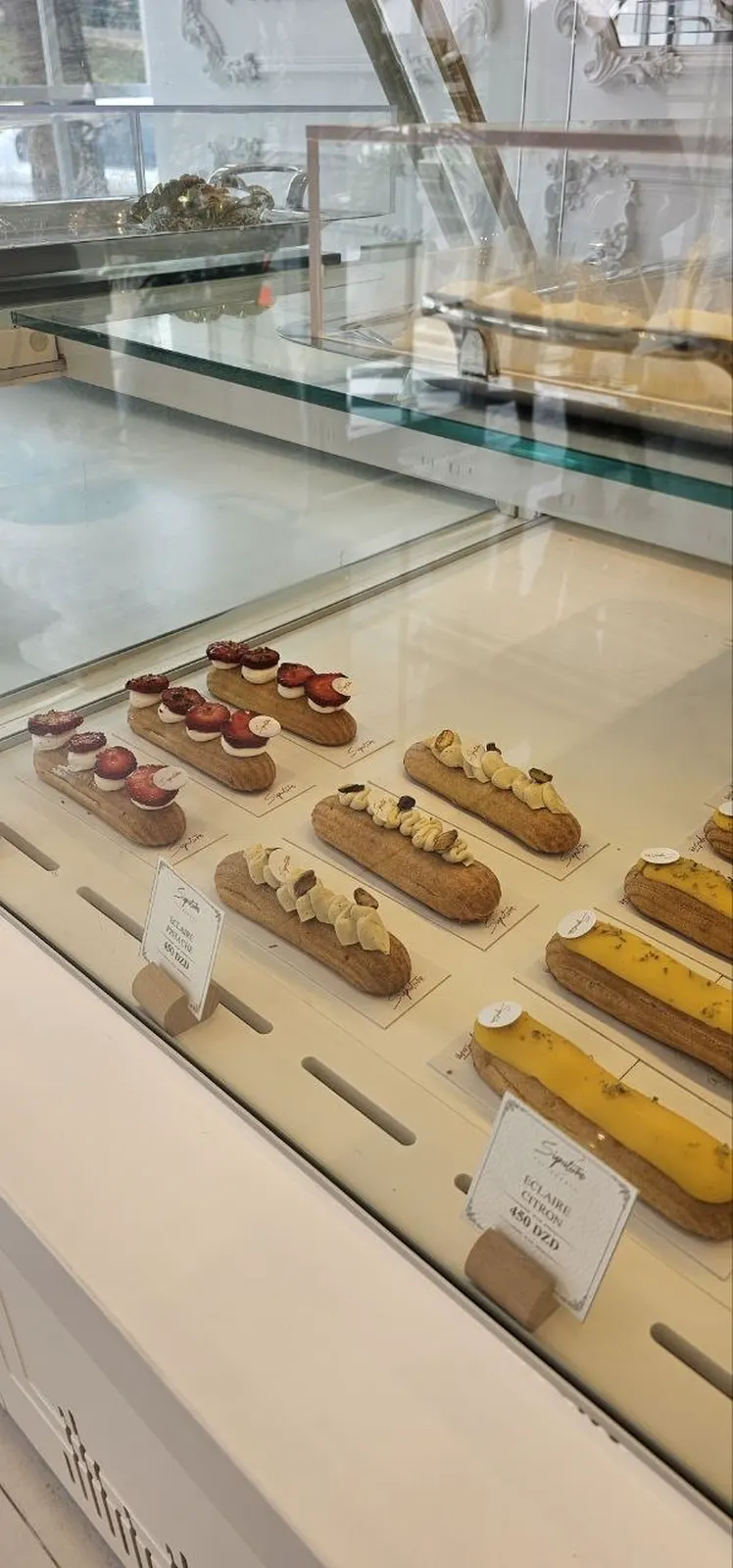 Vitrine d'éclairs Signature, tarifs affichés